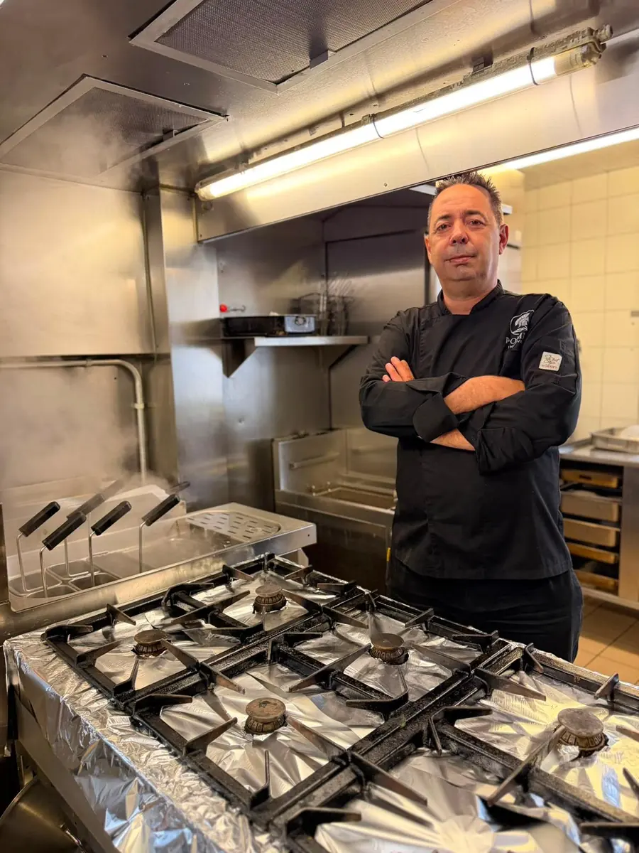 Armando, chef del ristorante Pompeii, davanti ai fornelli della cucina a Vernayaz
